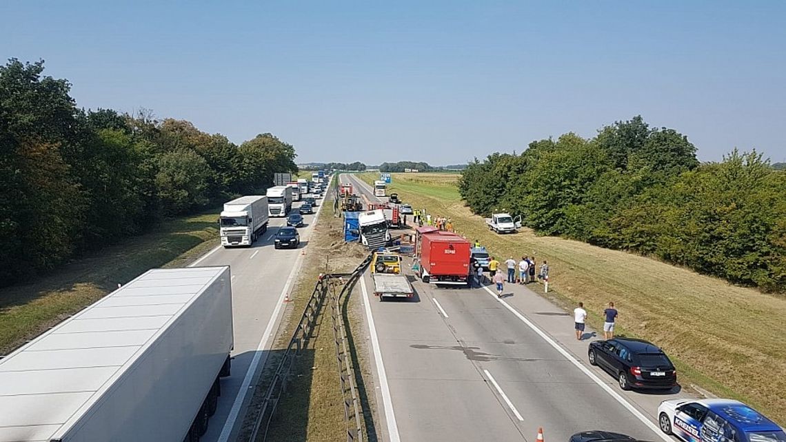 Przewrócona ciężarówka zablokowała autostradę A4