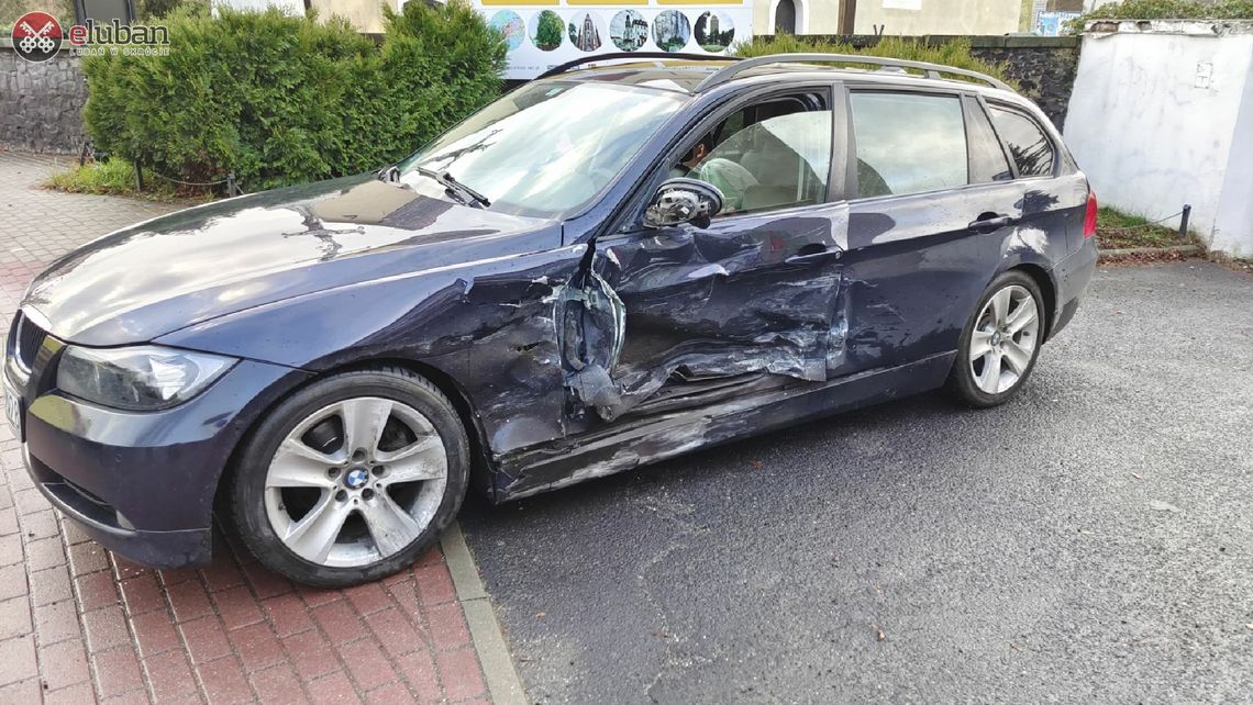 Renault Clio uderzyło w prawidłowo jadące BMW. Droga była zablokowana