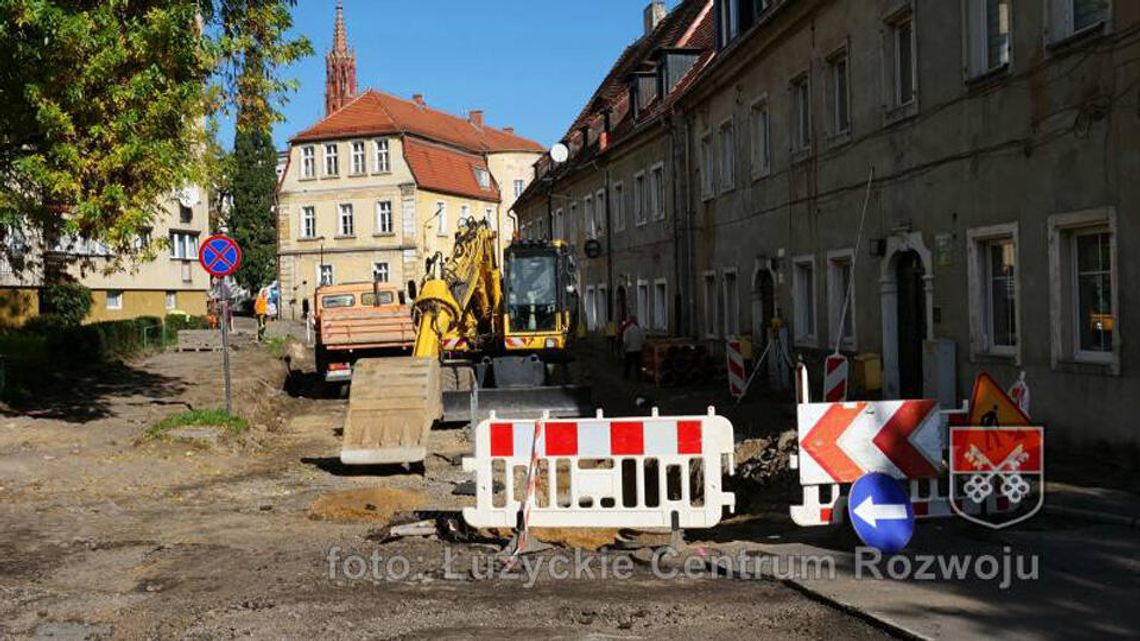 Ruszył remont w centrum Lubania – archeolodzy zbadają teren wokół Wieży Trynitarskiej