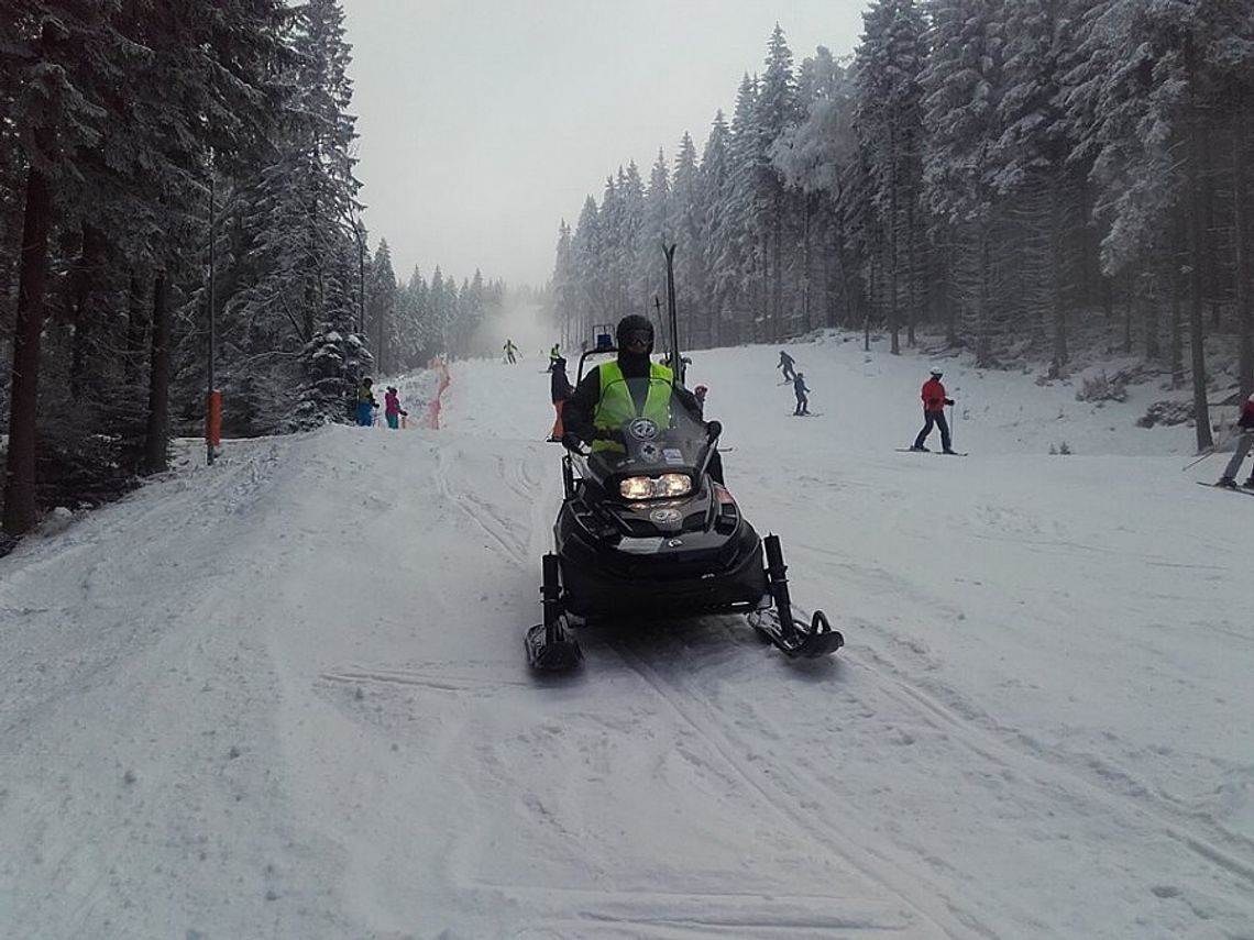 Siedmiolatka sama na nartostradzie