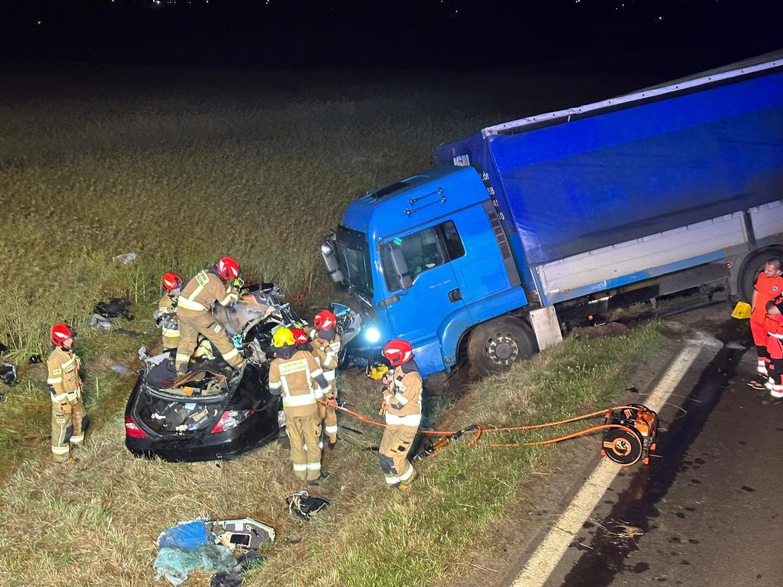 Śmierć kierowcy mercedesa po zderzeniu z ciężarówką