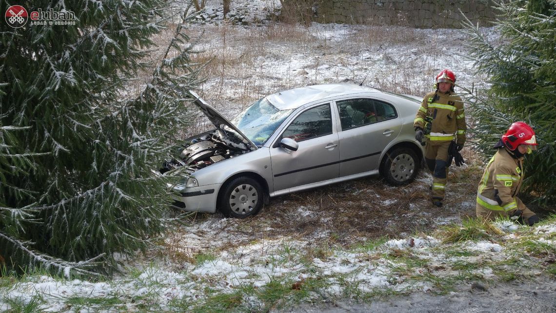 Śnieg na drogach nie ułatwia życia kierowcom. Dachowanie w Mściszowie