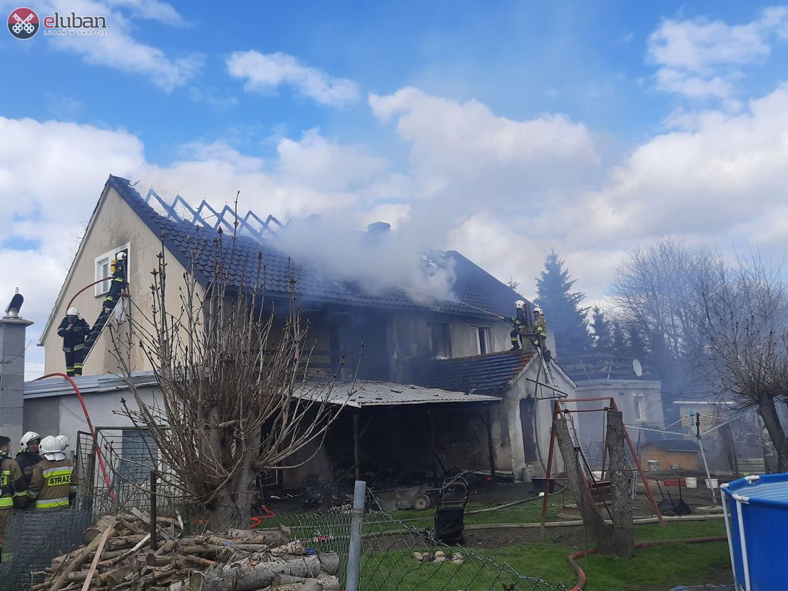 Spłonął dom, w którym mieszkała rodzina zastępcza. 16 osób bez dachu nad głową