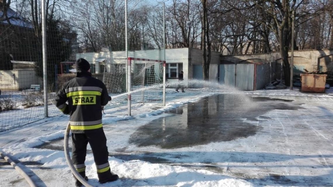 Strażacy pomogą przygotować lodowisko