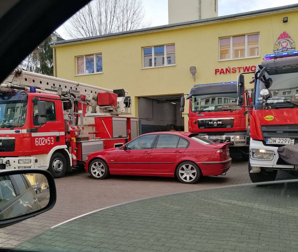 Strażacy z Bogatyni dają lekcję kierowcy BMW
