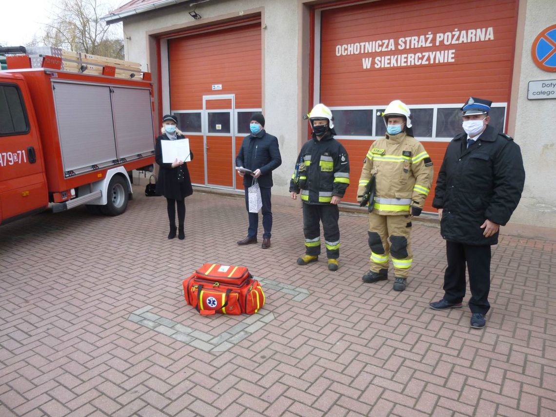 Strażacy z OSP Siekierczyn otrzymali nowy sprzęt medyczny