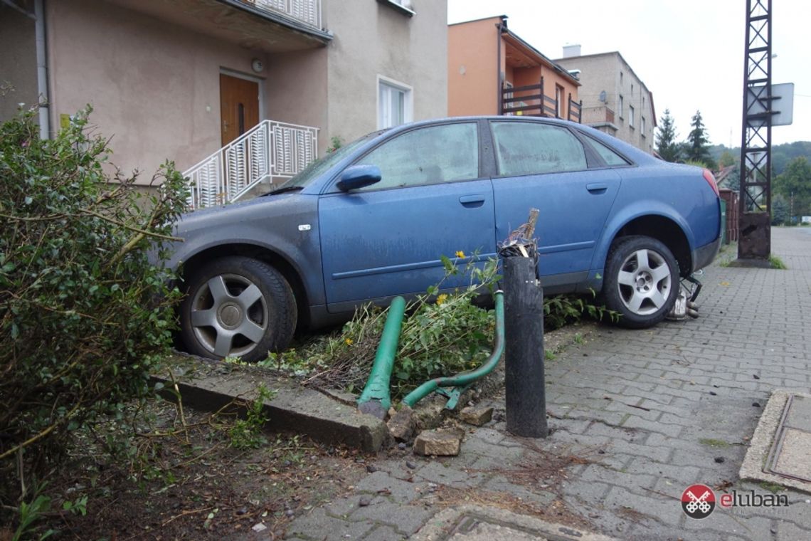 Sunął bokiem po chodniku