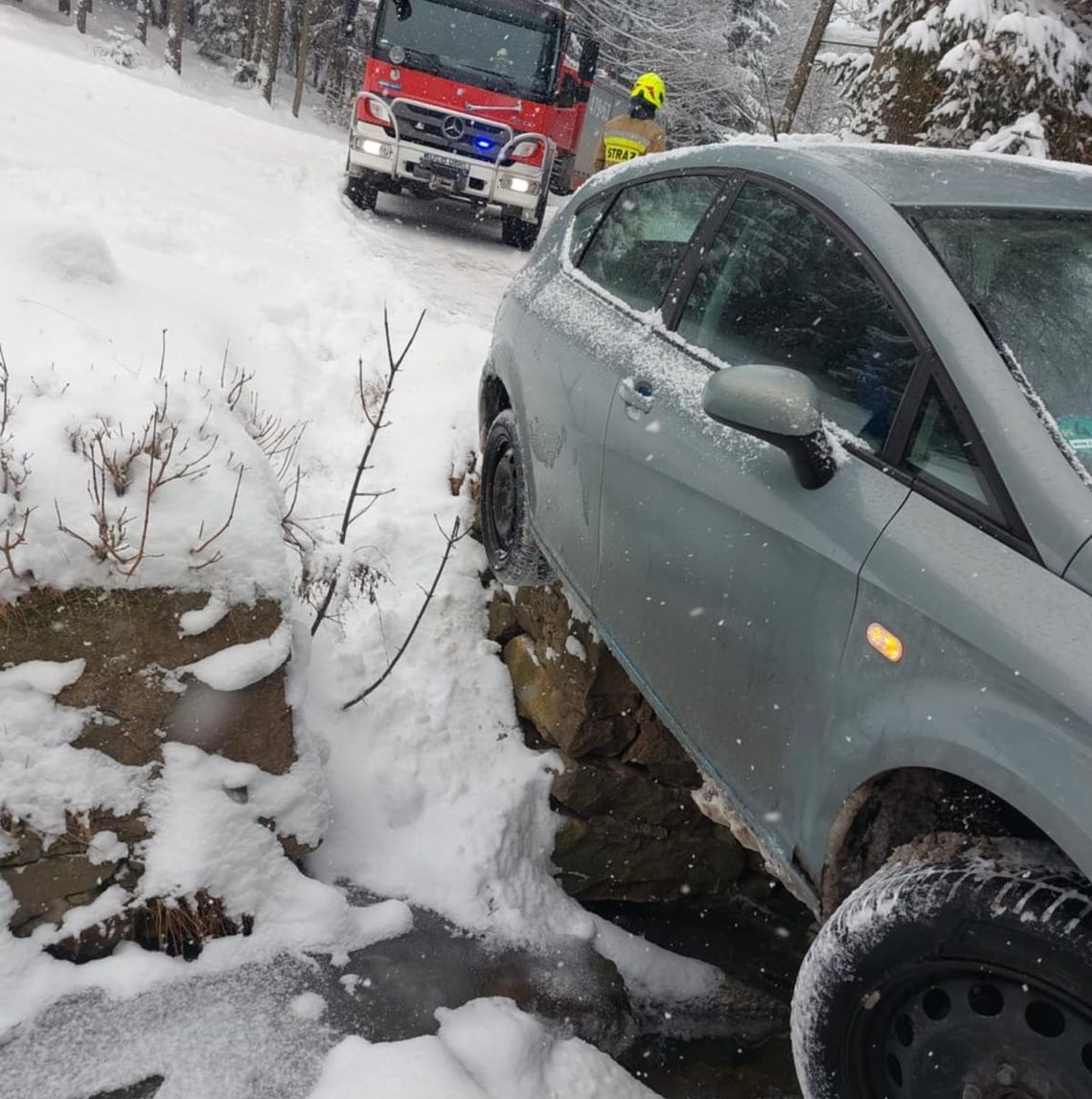 Świeradów-Zdrój. Auto zawisło na krawędzi mostku