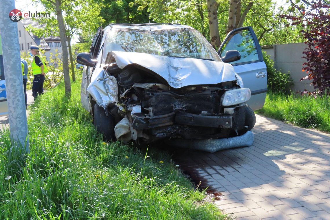 Szaleńczy pościg ulicami Lubania. 28-latek, który ściął autem drzewo, już w rękach policji