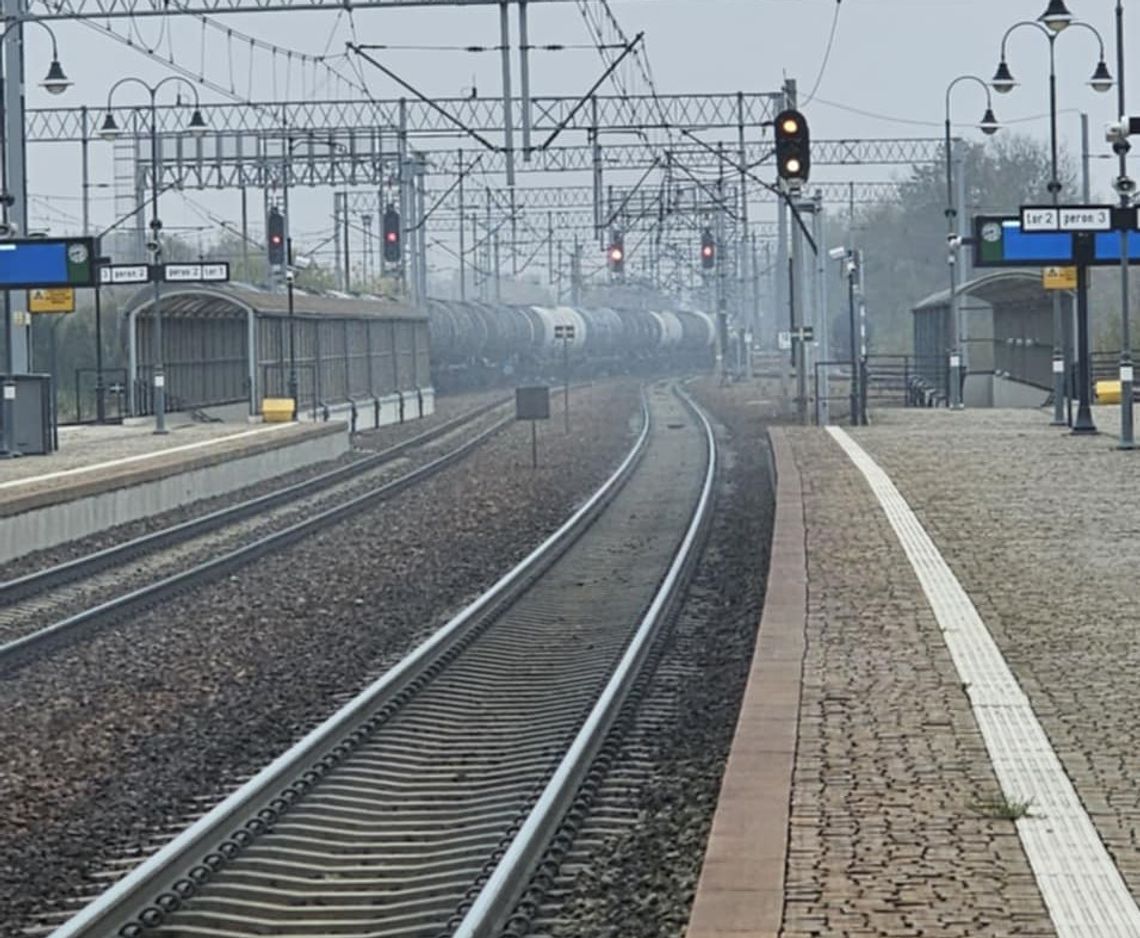 Towarowy zerwał sieć trakcyjną. Opóźnienia pociągów w całym regionie