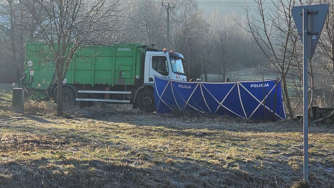 Tragiczny wypadek w Sosnówce. Pod kołami śmieciarki zginął 25-latek