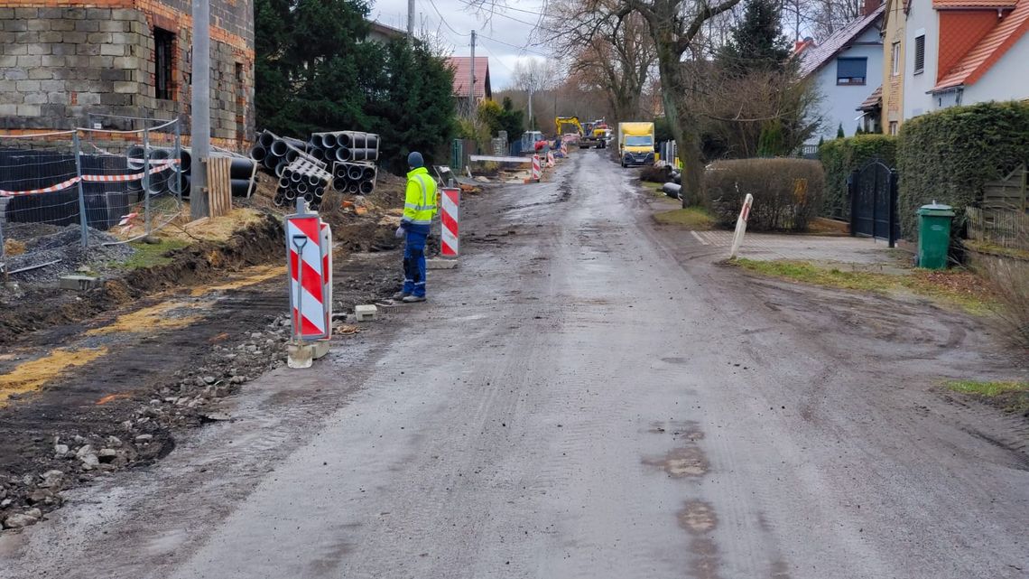 Trwa długo wyczekiwany remont ul. Lipowej w Zarębie. Wytyczono objazd