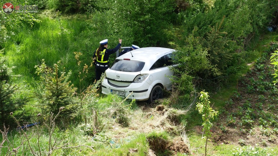 Ucieczka czy brawura? Opel wypadł z drogi i stoczył się ze skarpy