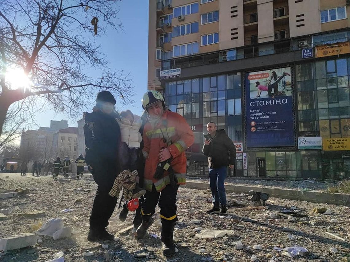 Ukraińscy strażacy są na miejscu każdego wybuchu i pokazują światu zniszczenia [ZDJĘCIA]