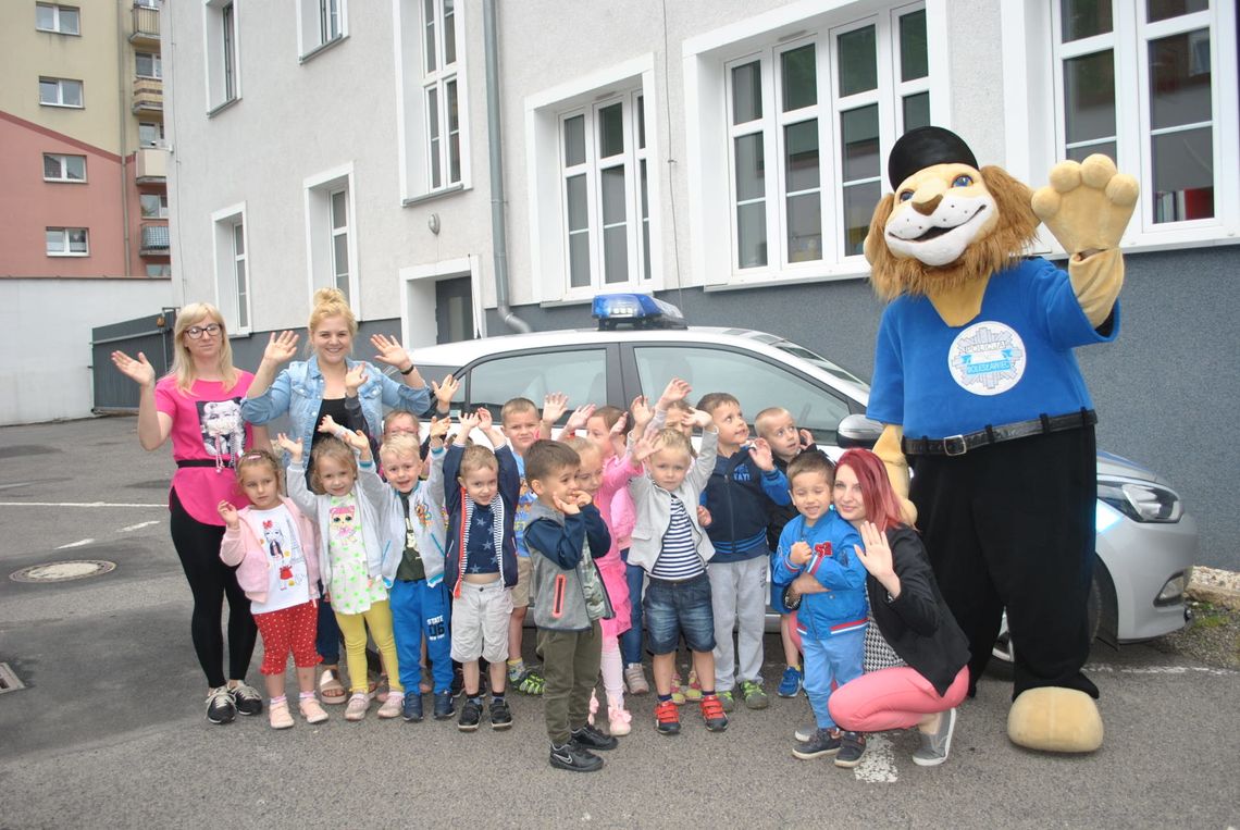 "Uśmiechnięte" przedszkolaki odwiedziły lubańskich policjantów