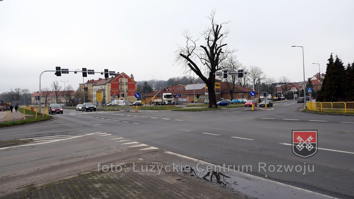 Utrudnienia na DK30. Wycinka drzewa na skrzyżowaniu z ul. Lwówecką w Lubaniu