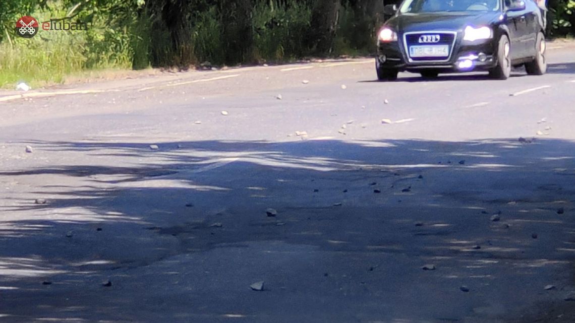 Uwaga kierowcy! Rozsypany bazaltowy tłuczeń na drodze z Lubania do Nowogrodźca