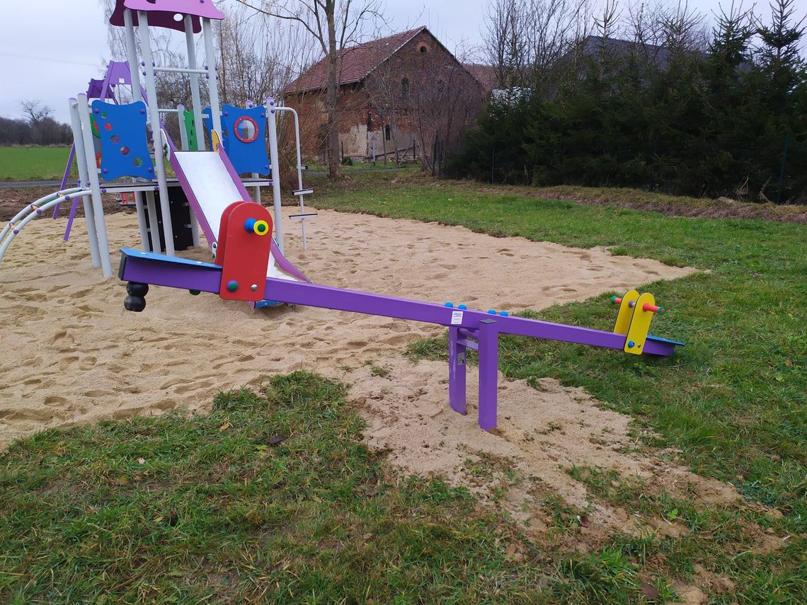 W gminie Platerówka cieszą się z nowego placu zabaw