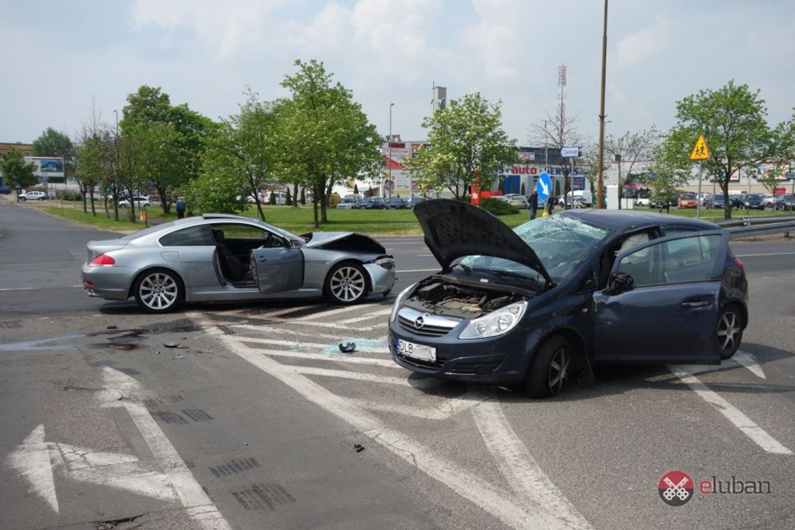 W wyniku zderzenia Opel dachował