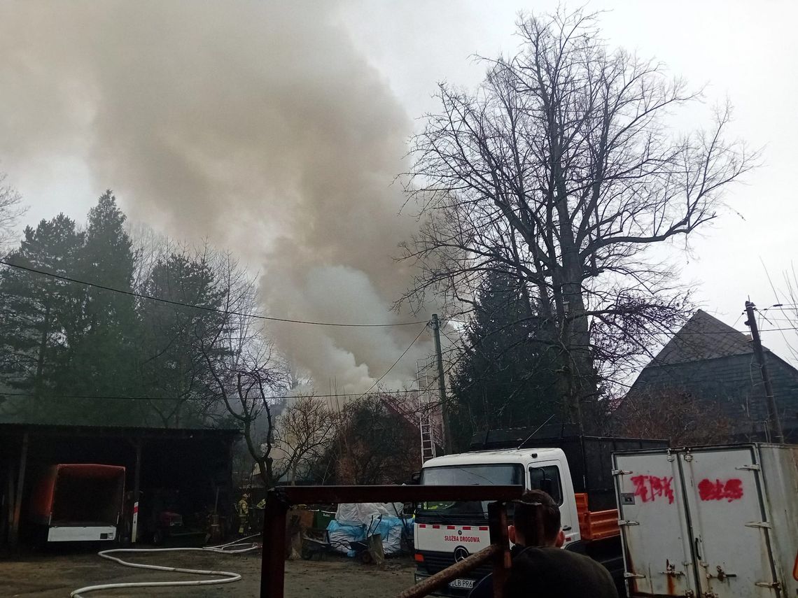 Wciąż trwa akcja gaśnicza. Straż Pożarna o pożarze w Świeradowie-Zdroju