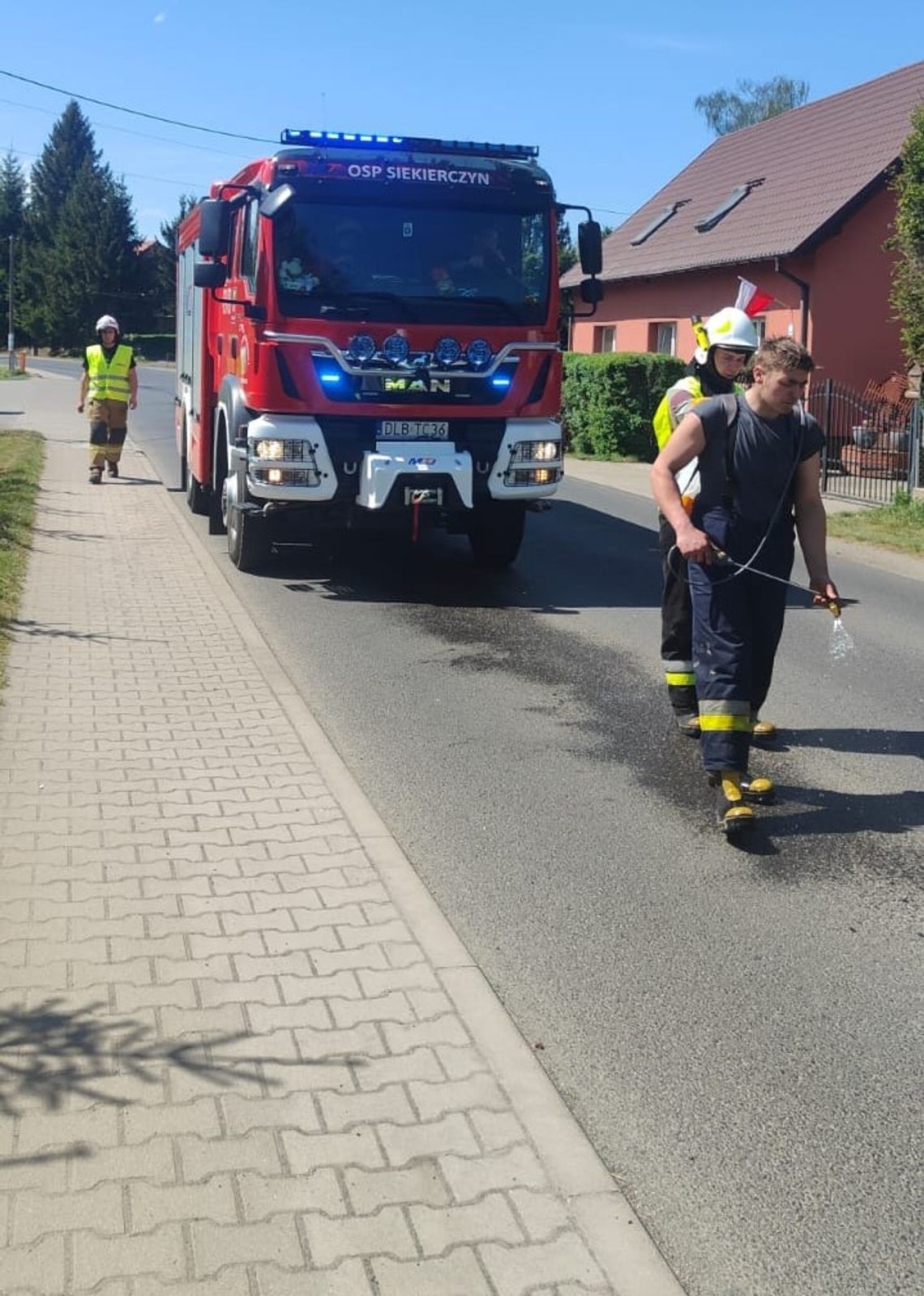 Wczoraj ktoś zanieczyścił drogę biegnącą przez Zarębę