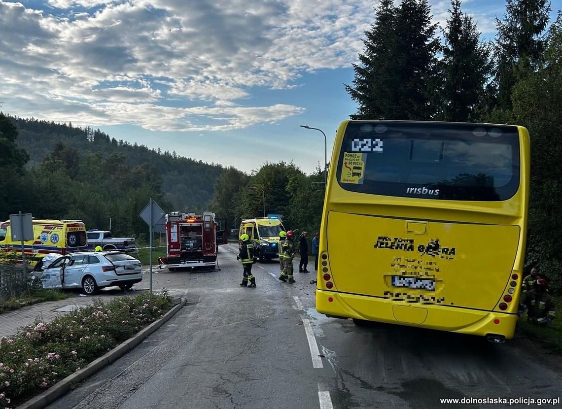 Wideo. Moment zderzenia autobusu z osobówką w Karpaczu