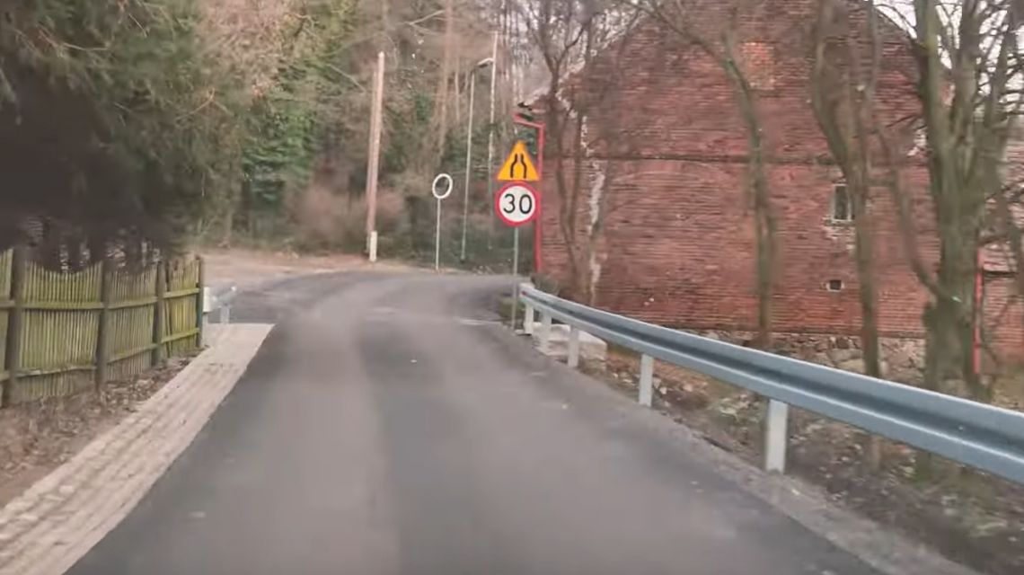 Wideo. Przejazd drogą powiatową przez Pisarzowice