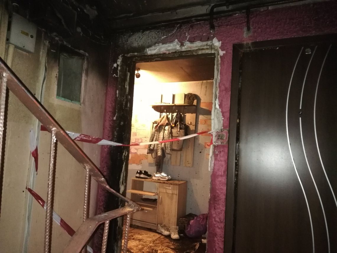 Wideo. W Zgorzelcu podpalono drzwi do mieszkania. Ewakuacja przy użyciu drabiny