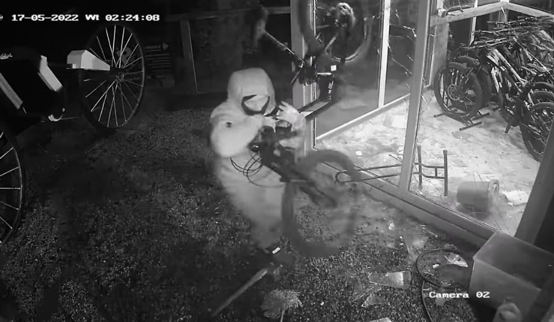 Wideo z kradzieży rowerów elektrycznych w Świeradowie-Zdroju. Wyznaczono nagrodę