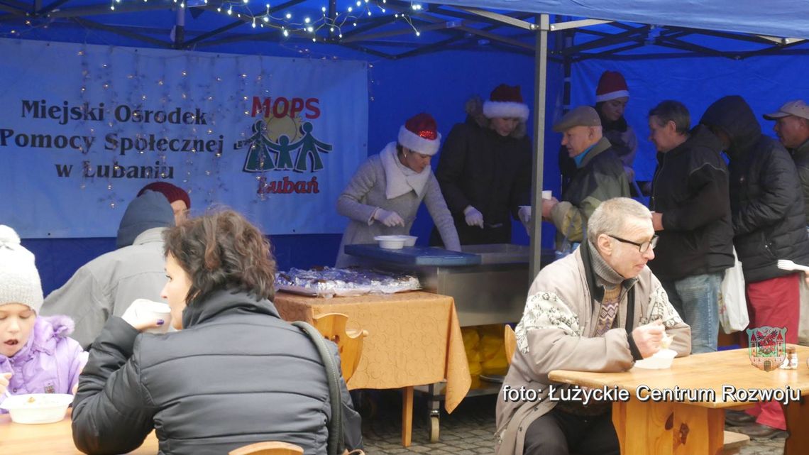 Wigilijny poczęstunek pod Ratuszem. Lubański MOPS zaprasza