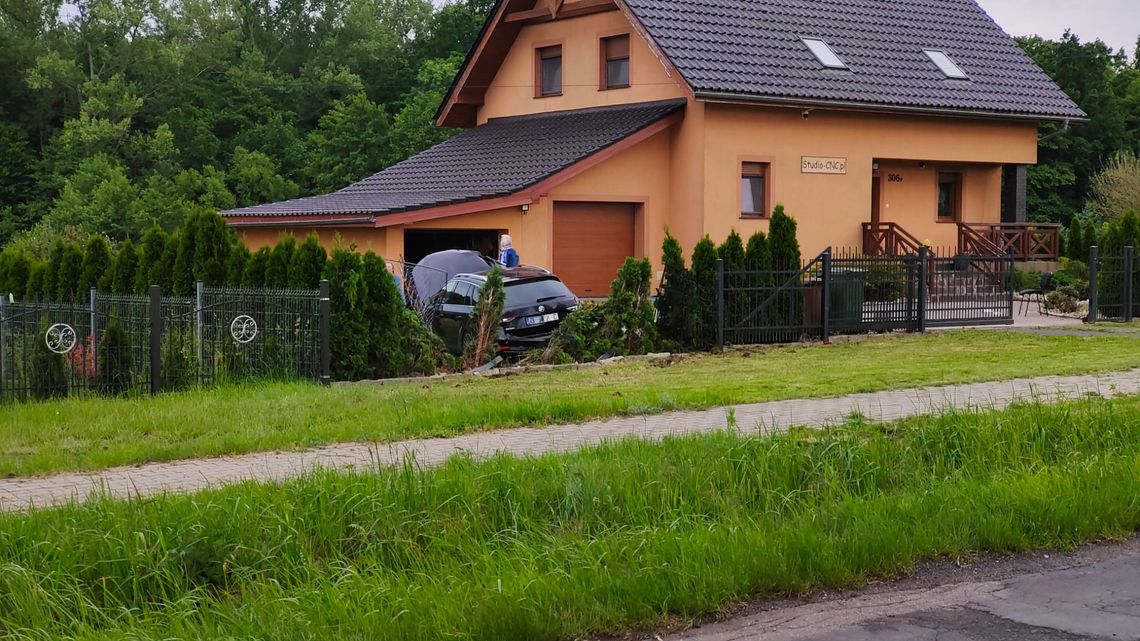 Wyjechał zza drzewa prosto przed nadjeżdżającą skodę
