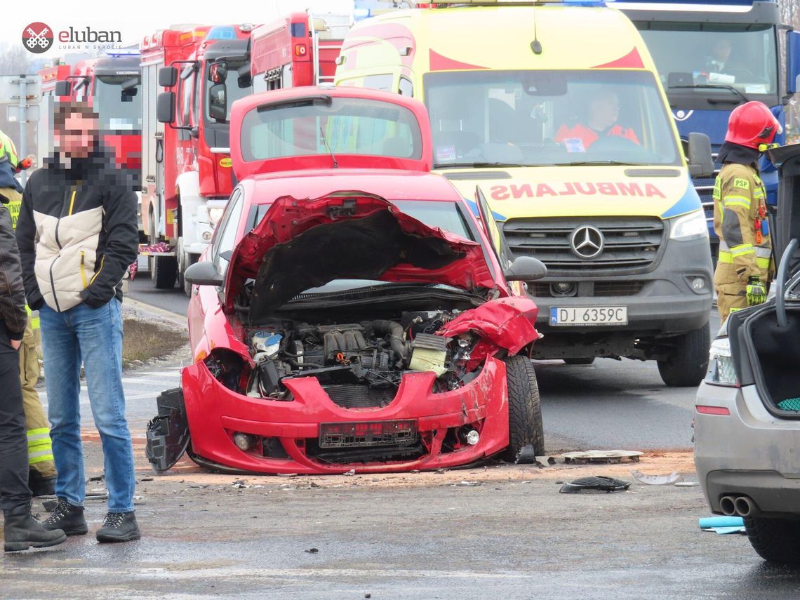 Wymusił pierwszeństwo i doprowadził do zderzenia. Dwie osoby trafiły do szpitala