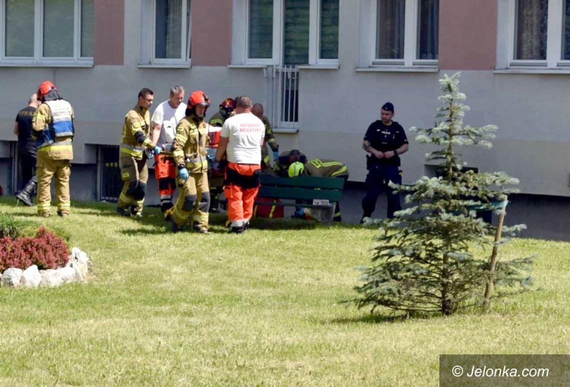 Wypadł z czwartego piętra. Miał dużo szczęścia