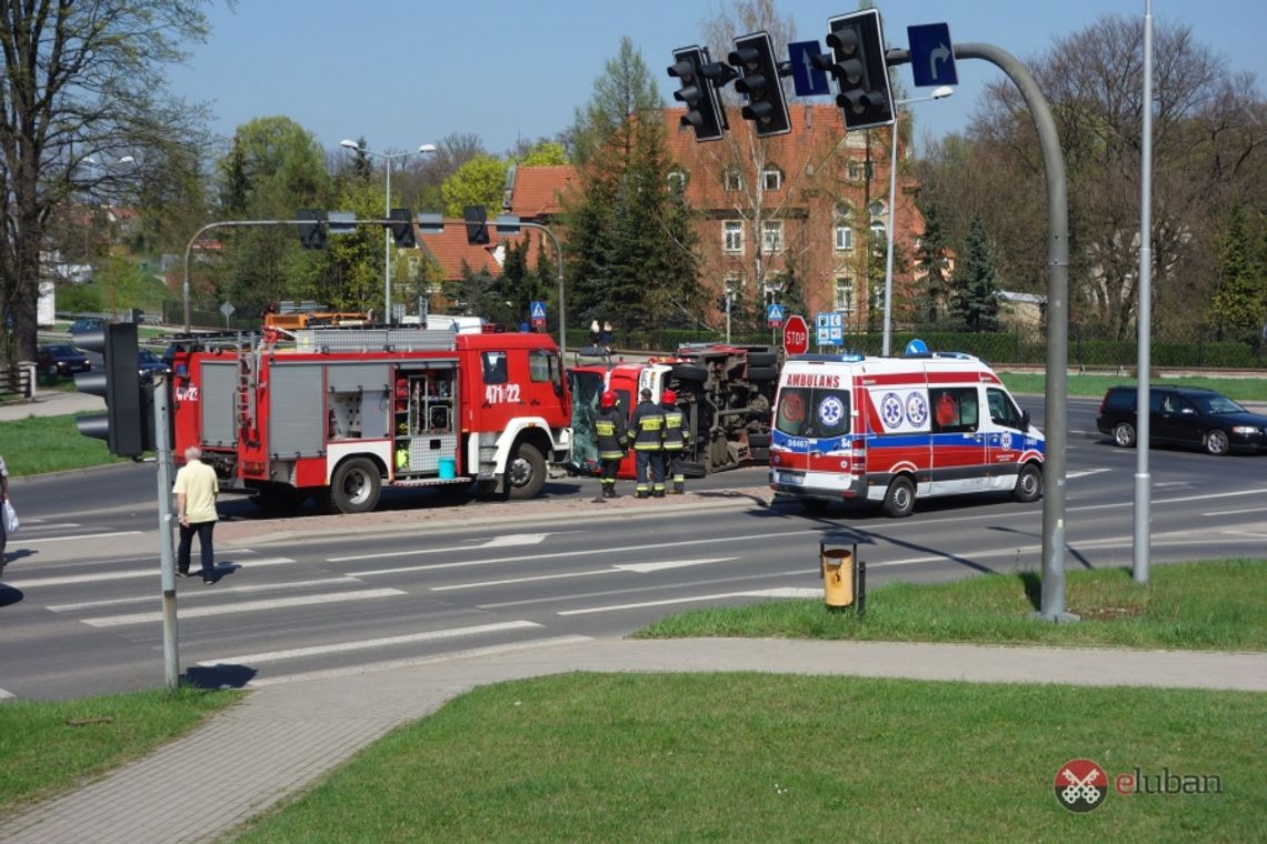 Wywrócił się strażacki podnośnik