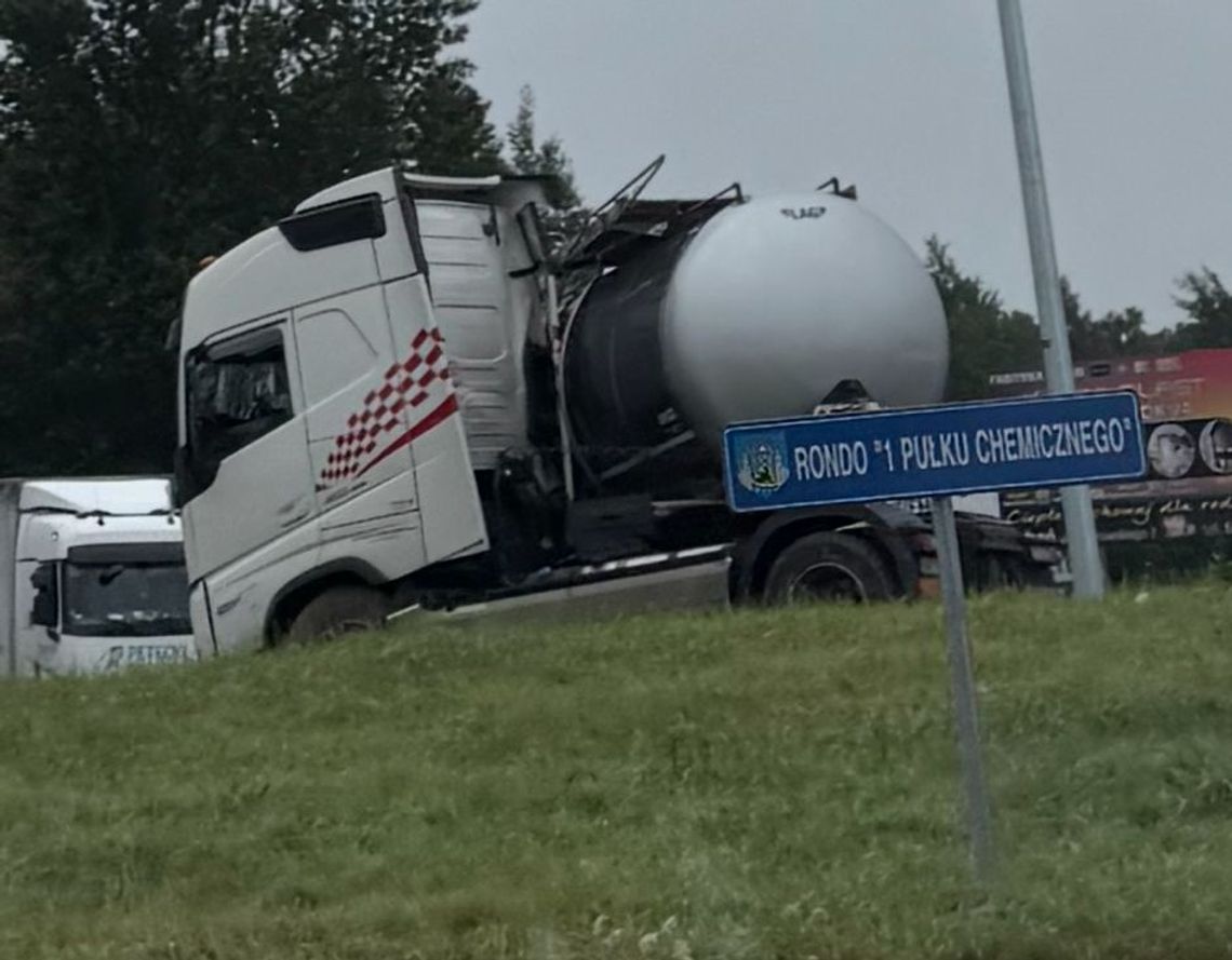 Za szybko i zbyt pewnie. Kierowca stracił panowanie nad zestawem z cysterną
