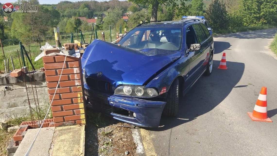 Zakręt na wąskiej drodze pokonał kierowcę BMW