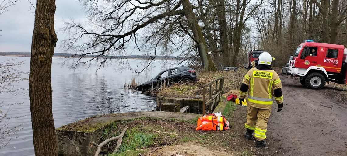 Auto zatopione w stawie dzień wcześniej ukradziono w Zgorzelcu