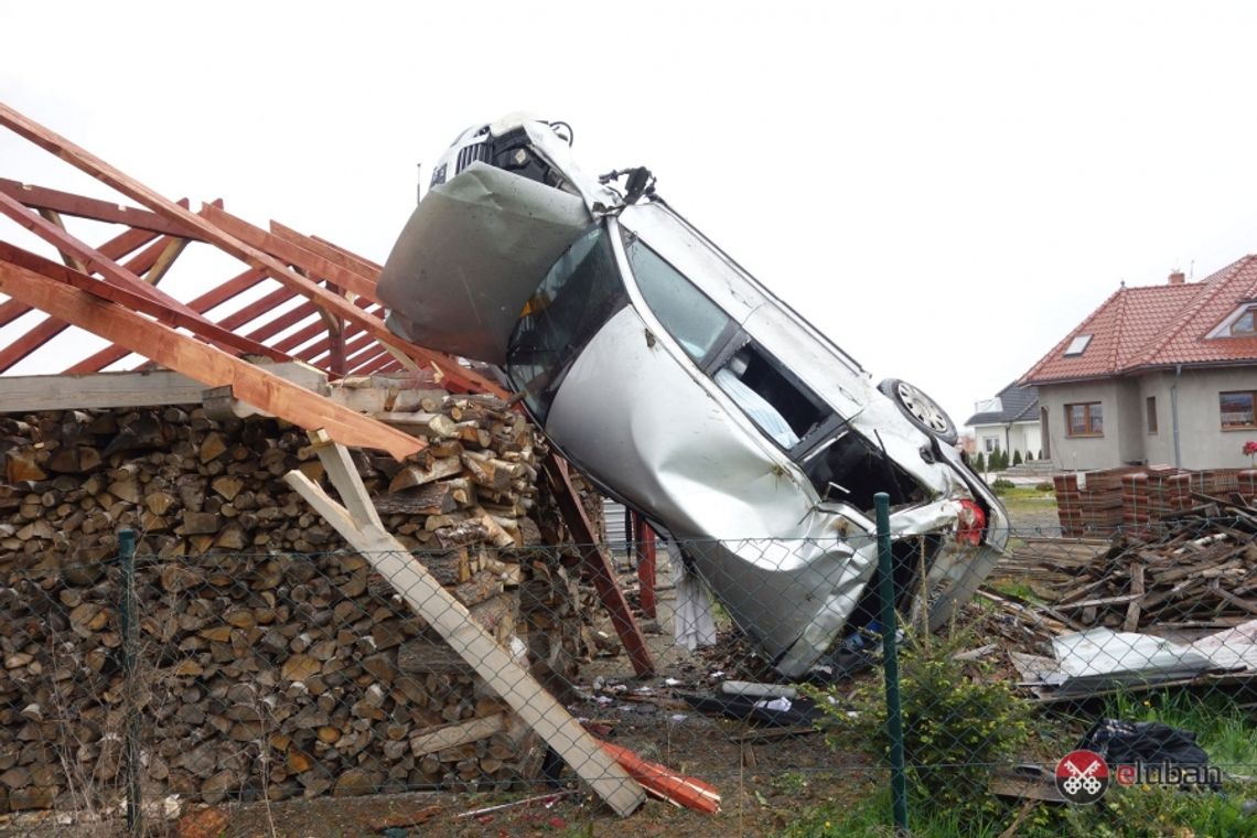 Zatrzymał się na szopie z drewnem