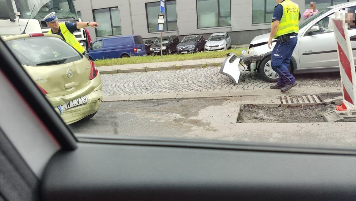 Zatrzymała się przed dziurą. Kolizja trzech aut na DK30