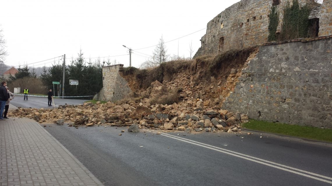 Zawalił się mur obronny w Nowogrodźcu