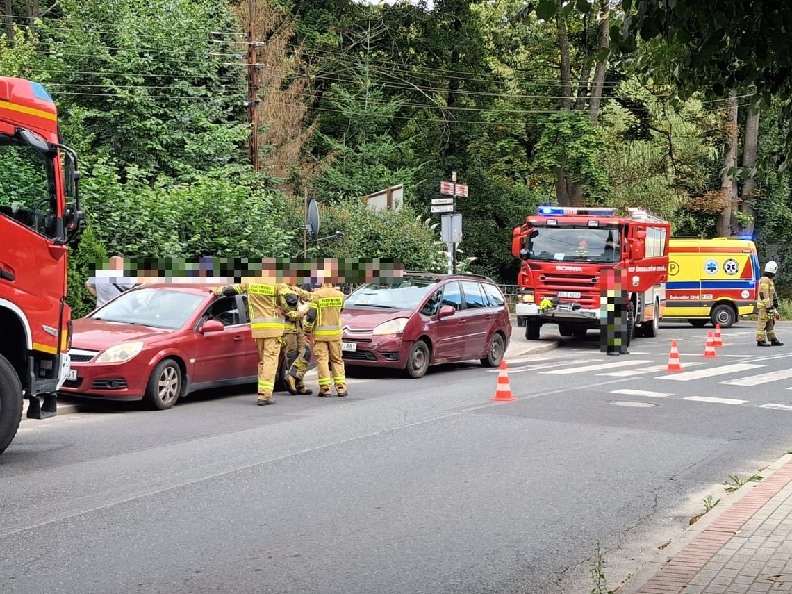 Zderzenie aut na przejściu dla pieszych