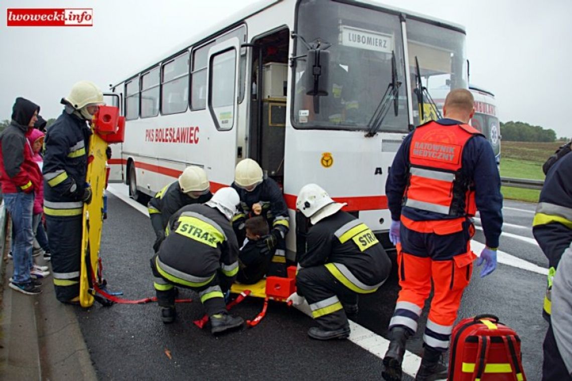 Zderzenie ciężarówki z autobusem przewożącym młodzież – manewry DK30