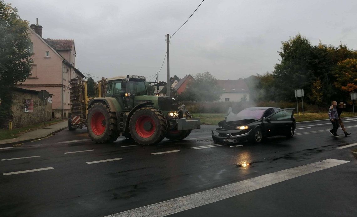 Zderzenie Laguny z ciągnikiem rolniczym