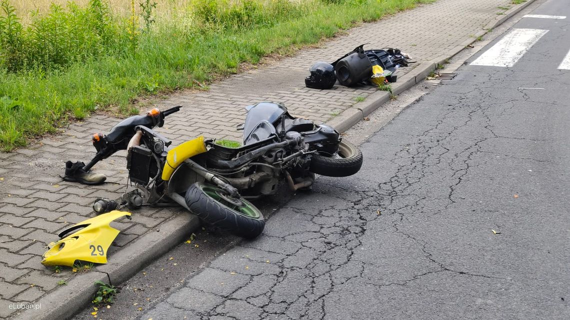 Zderzenie audi z motorowerem. Droga 393 jest zablokowana