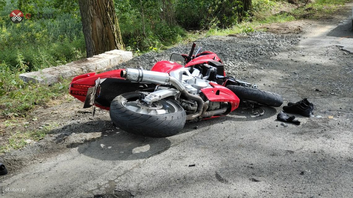 Zderzenie osobówki ze ścigaczem. Kierowca motocykla poobijany, ale żywy