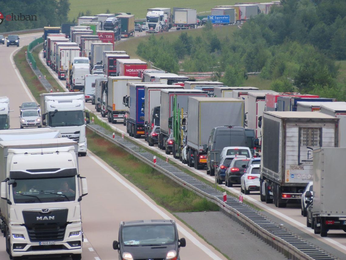 Zderzenie trzech pojazdów na A4. Utrudnienia w kierunku Niemiec Zderzenie trzech pojazdów na A4. Utrudnienia w kierunku Niemiec