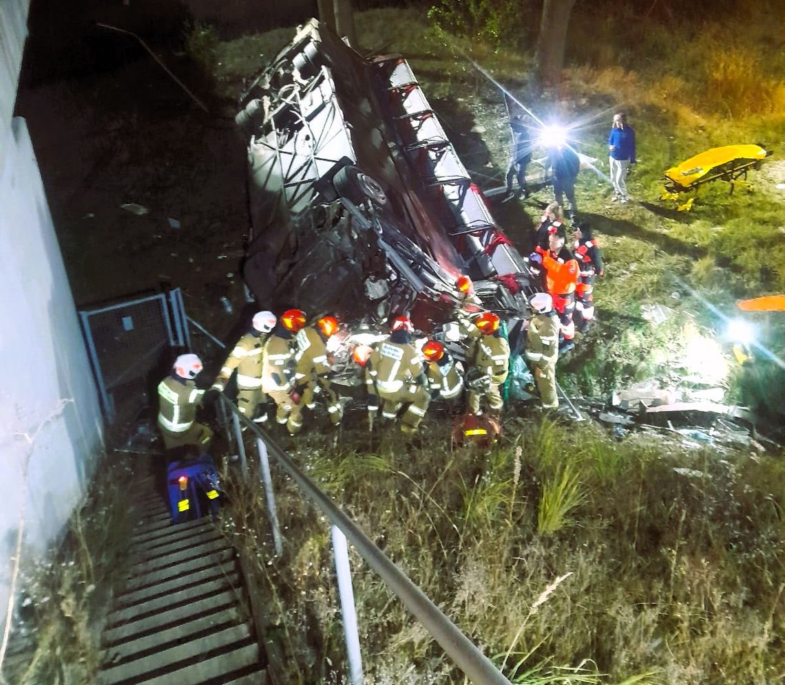 Zgorzelec. Autobus spadł z wiaduktu na A4. Kierowca w szpitalu [Aktualizacja]