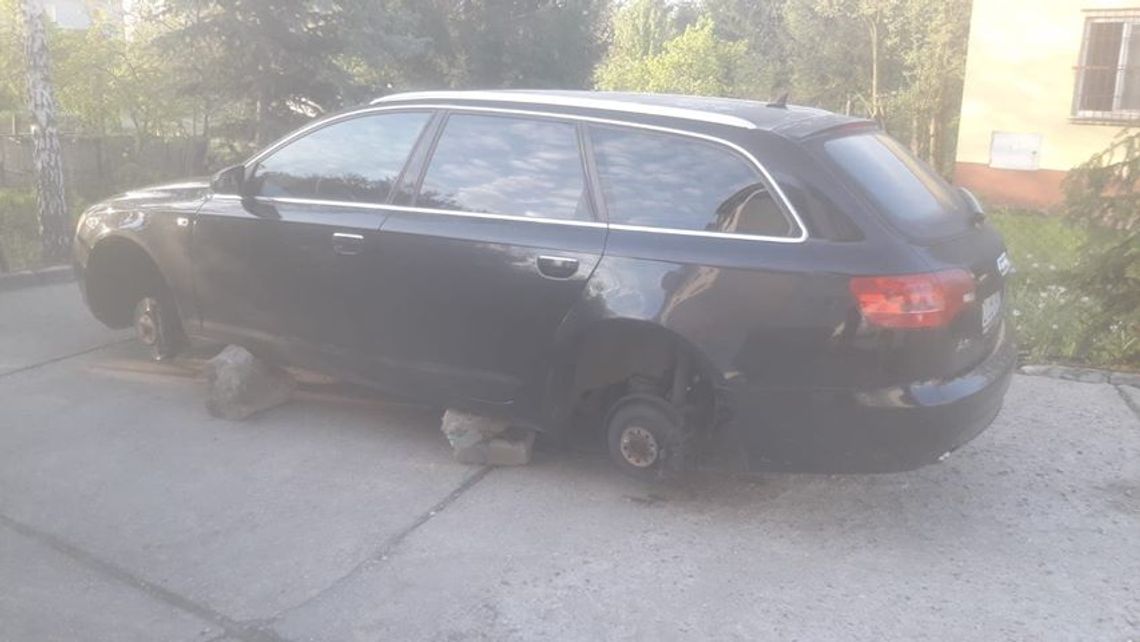 Złodzieje zostawili auto na kamieniach