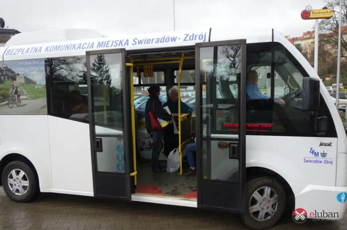 Zmiany w komunikacji miejskiej po pożarze autobusu. Utrudnienia na kilku trasach