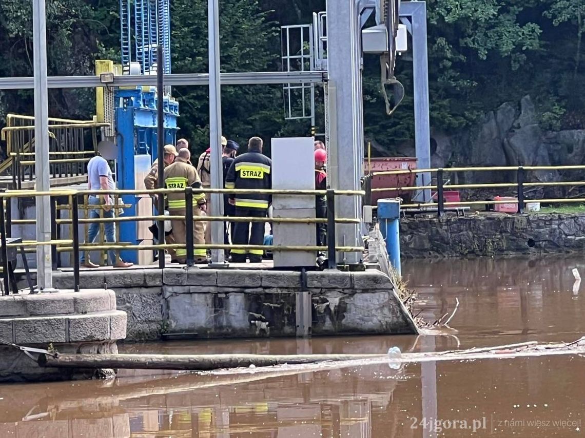 Zwłoki mężczyzny w Bobrze. Na miejscu pracują służby